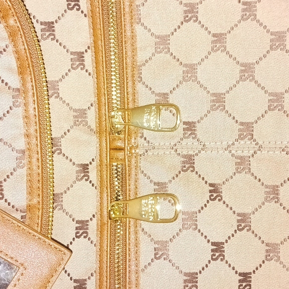 NWT Steve Madden - Embossed Logo Backpack with Charm Accessory - Picture 3 of 15